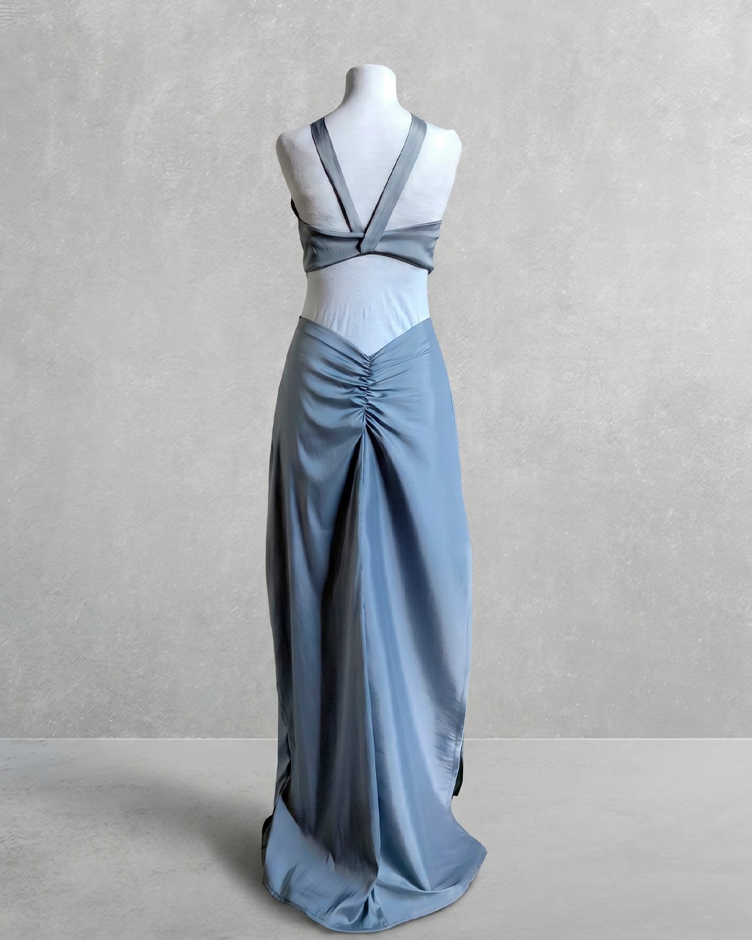Detalle de espalda de vestido azul acero