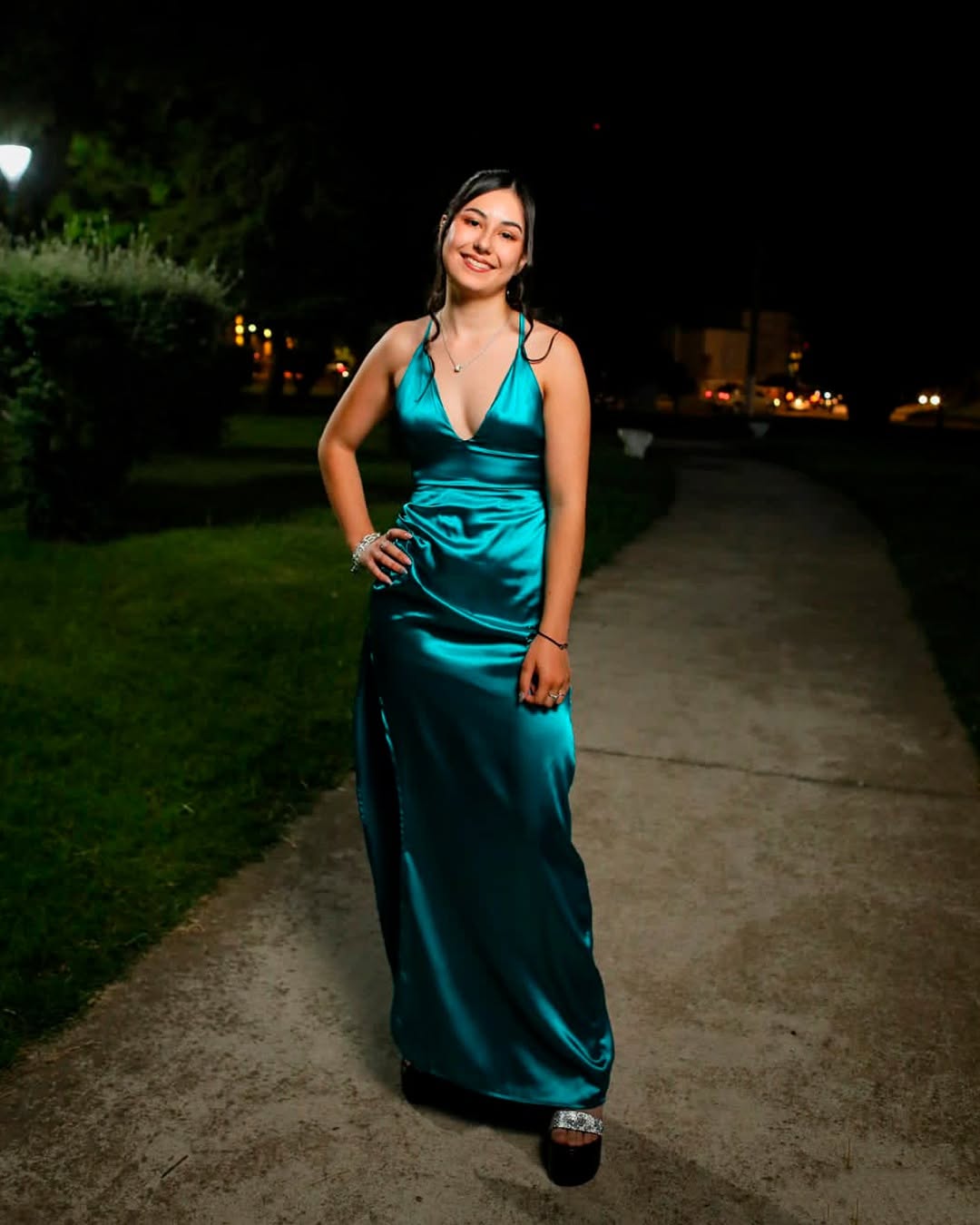 Vestido satinado azul esmeralda