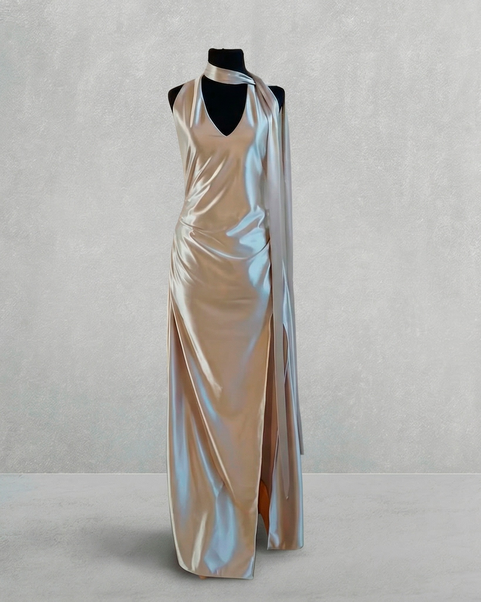 Vestido plateado satinado en maniquí